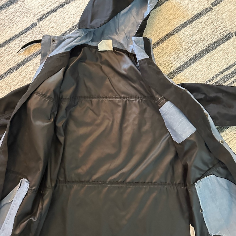 Arbor Black Raincoat Essential for All-Weather Protection